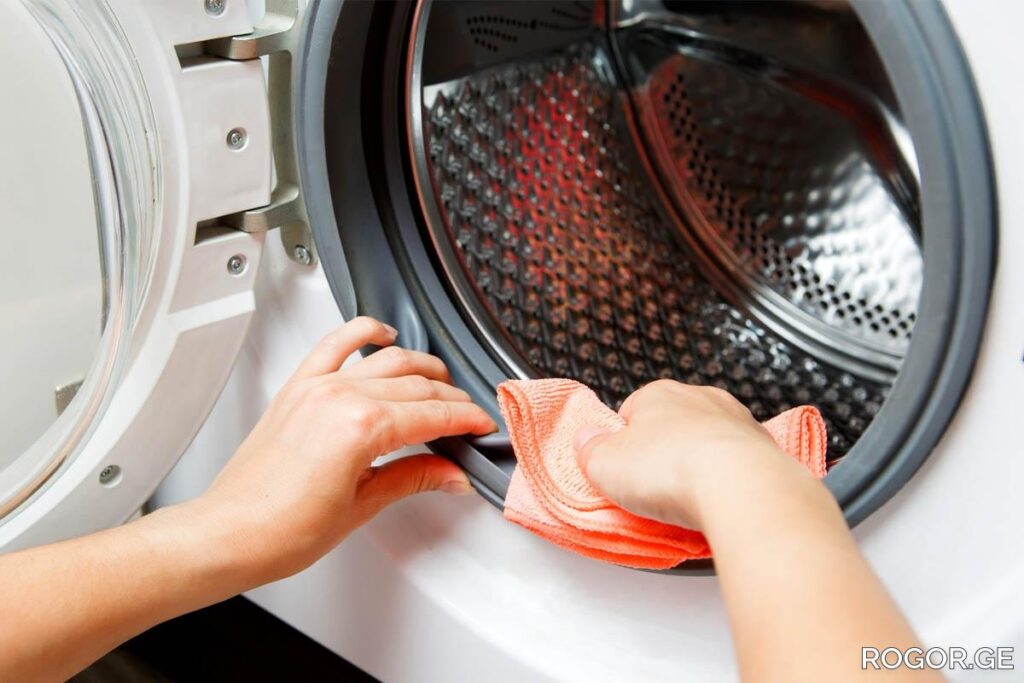 Cleaning washing machine door seal to prevent mold and odors